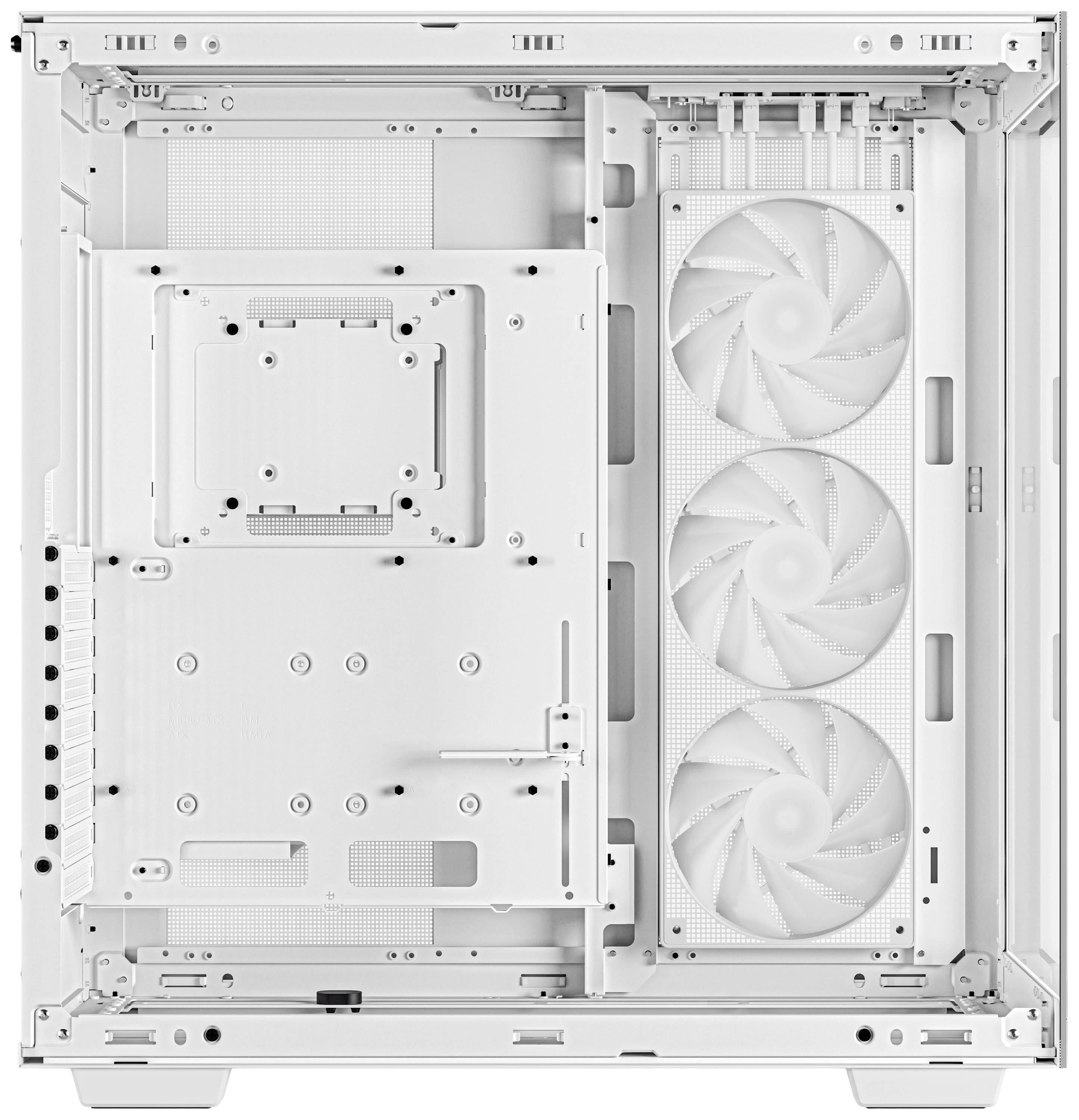 Prázdny biely PC kryt pohľadom zhora odhaľuje úchyty pre základnú dosku a tri veľké ventilátory na pravej strane.