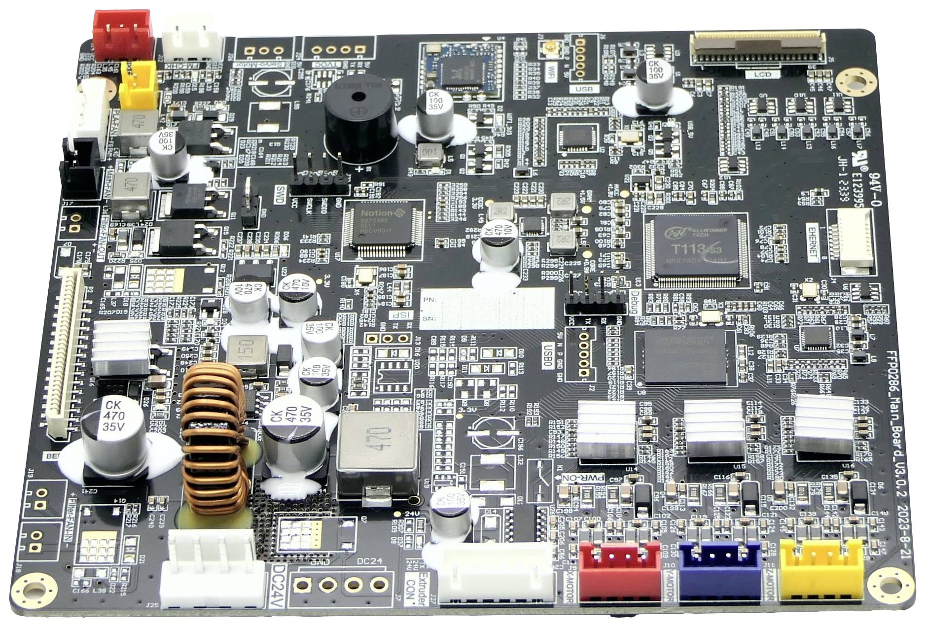 Elektronická hlavná doska s rôznymi čipmi, kondenzátormi a konektormi, ktorá sa používa pre hardvérové projekty.