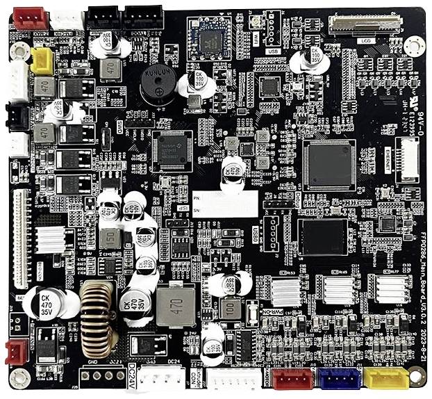 Hlavná doska elektronického zariadenia s integrovanými obvodmi, kondenzátormi a konektormi pre rôzne funkcie.