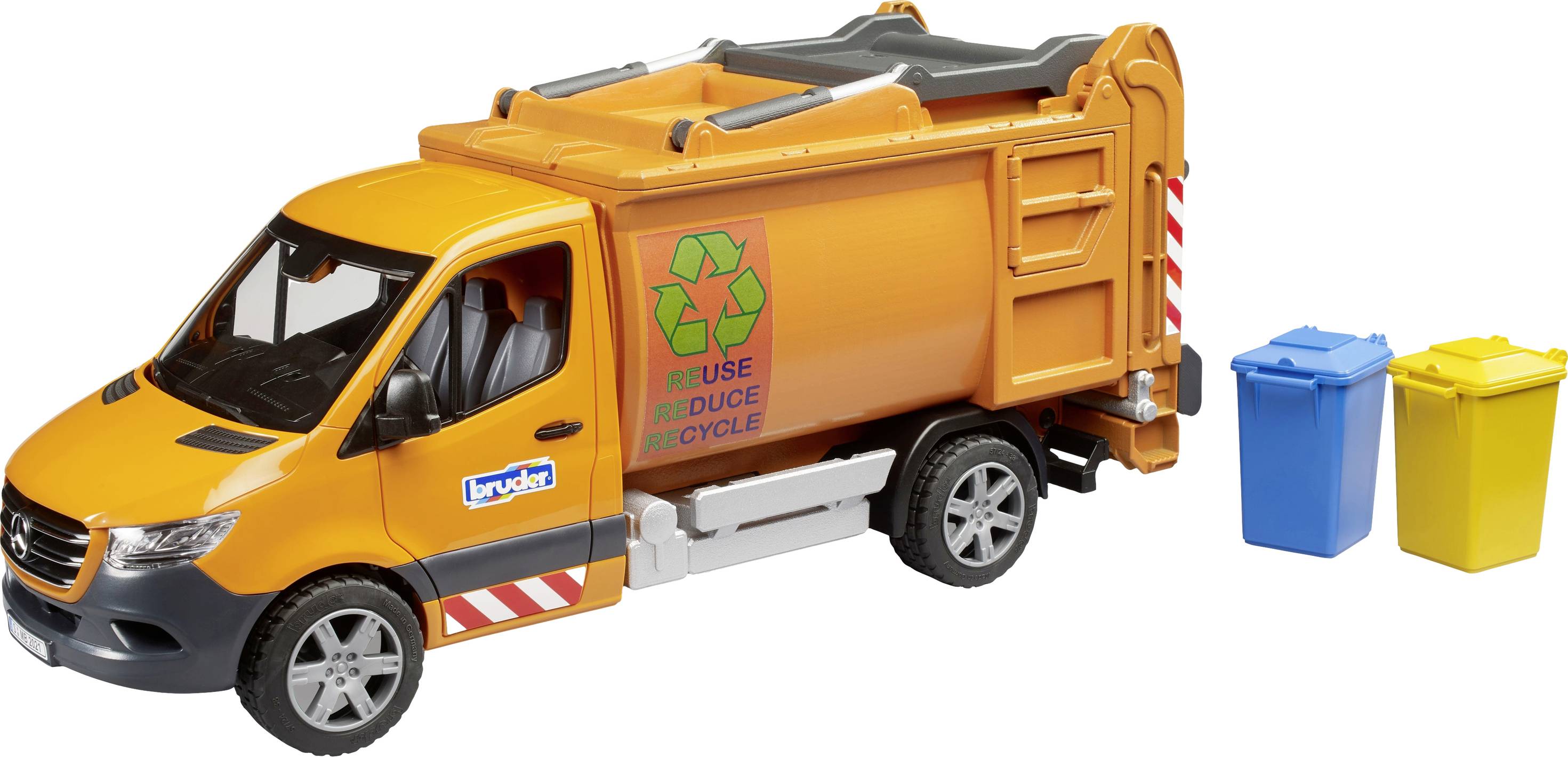 Oranžové hračkárske smetiarske auto so symbolom recyklácie a slovami 'Znovu použiť, Znížiť, Recyklovať'. Vedľa stoja modré a žlté smetné koše.
