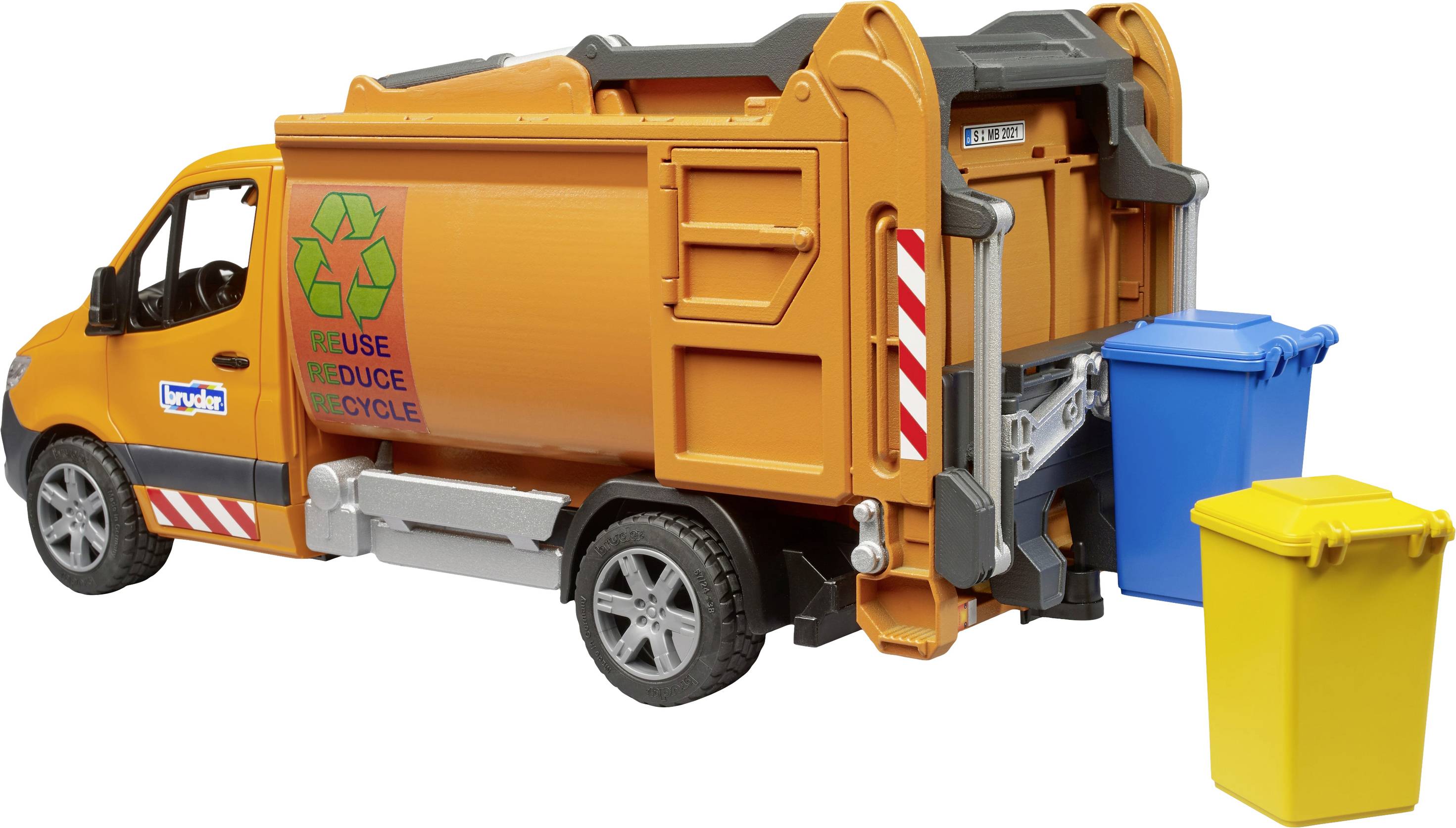 Oranžový smetný voz s nápisom 'Reuse Reduce Recycle' nakladá vzadu dve smetné nádoby, jednu modrú a jednu žltú.