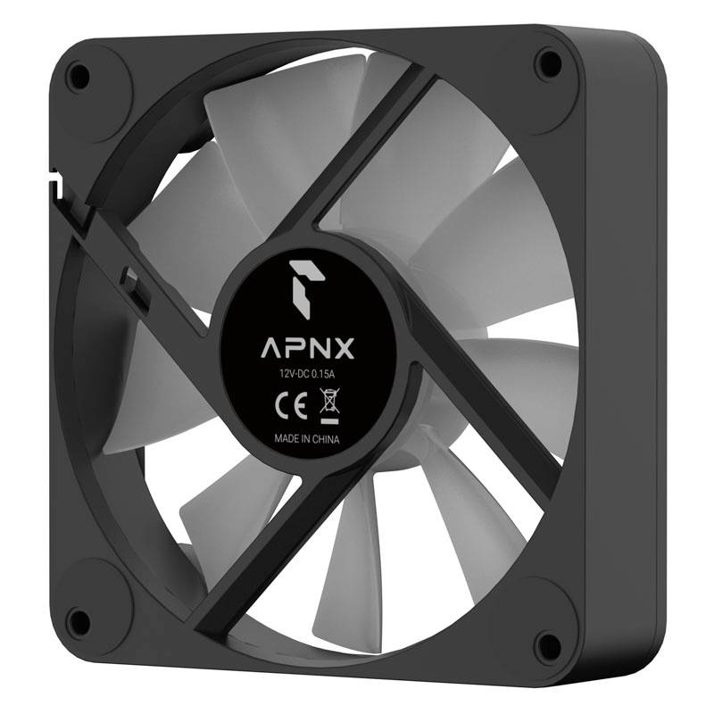 Čierny počítačový ventilátor so sivými rotačnými listami, pohľad z boku. V strede potlač 'APNX', napätie 12V DC.