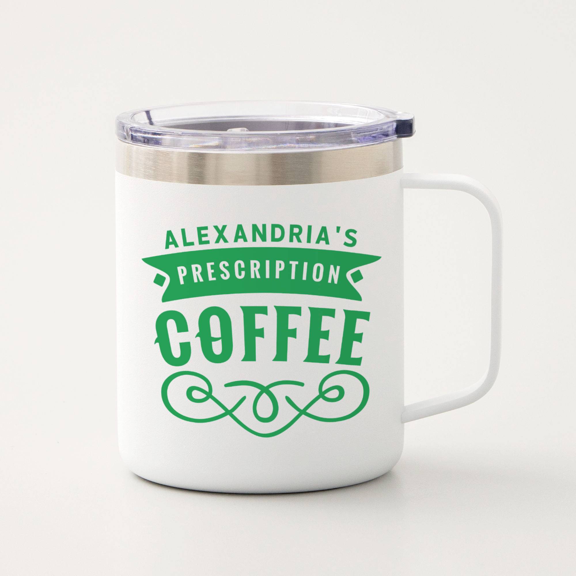 Biela šálka s zelenou potlačou 'Alexandria's Prescription Coffee', lemovaná dekoratívnymi ornamentmi.