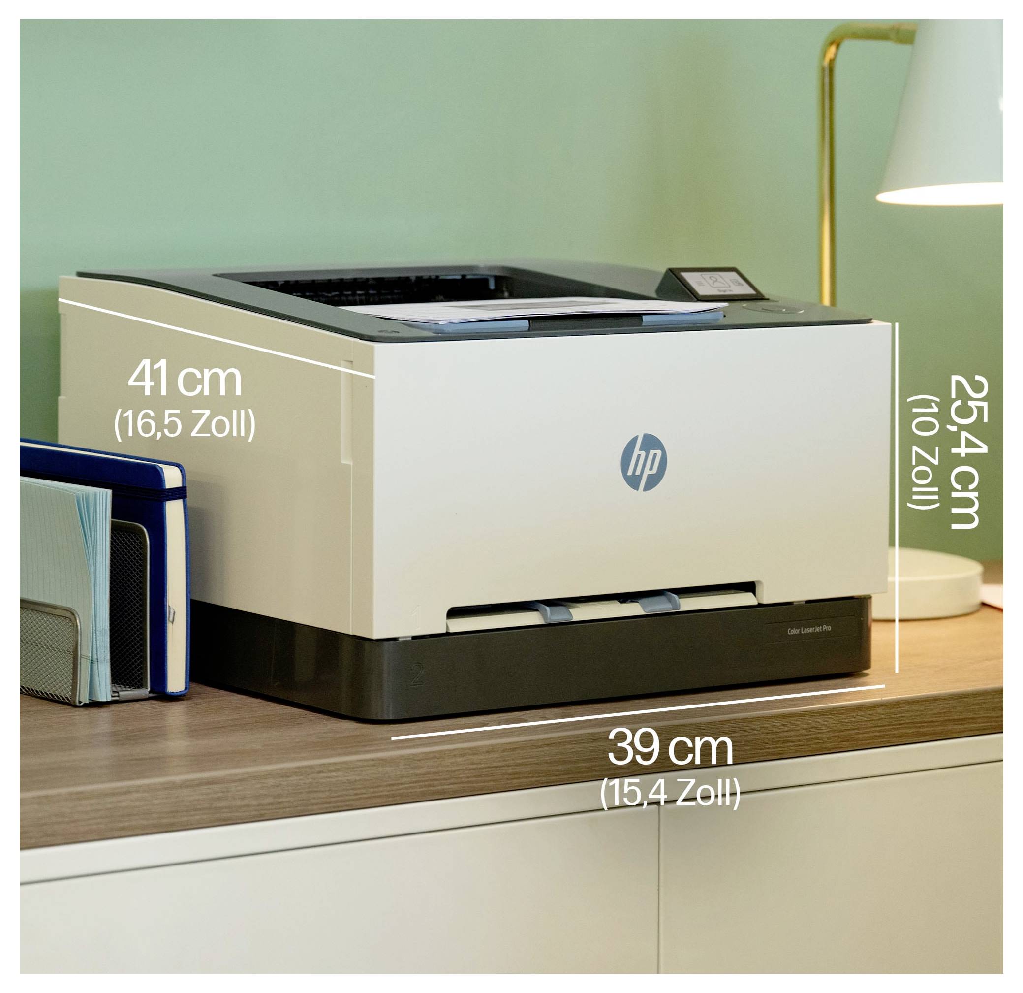 Tlačiareň HP na stole s označeniami veľkosti ukazujúcimi 41 cm wide, 39 cm hlbokú a 25,4 cm vysokú.