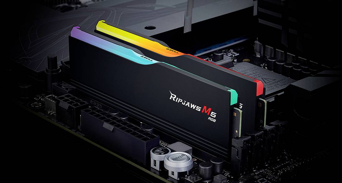 Dva RGB-podsvietené RAM moduly sú nainštalované na základnej doske. Moduly nesú označenie 'Ripjaws M5'.