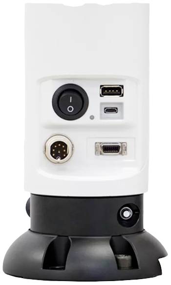 Biela technická zariadenie s prípojkami: Vypínač Zap/Vyp, USB, Micro-USB, VGA a guľatý konektor, namontované na čiernej podstavci.