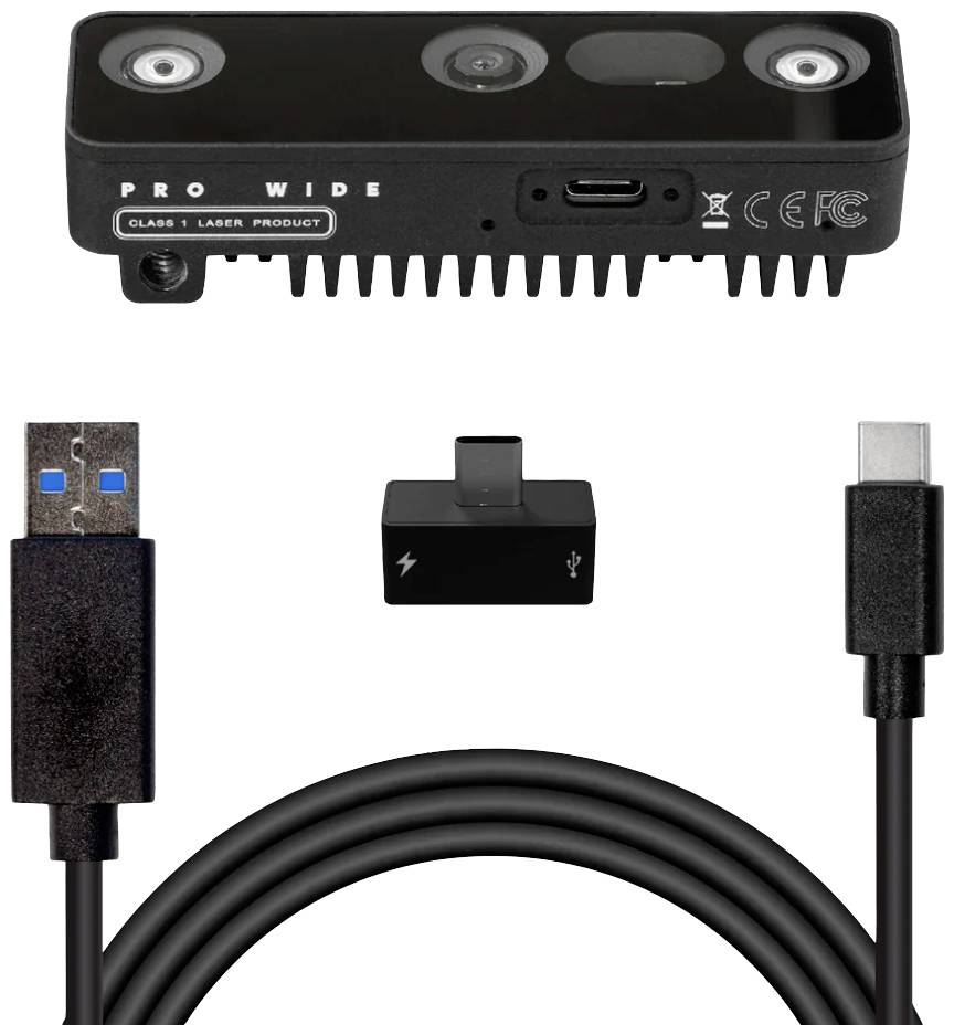 3D kamera s USB káblom a adaptérom. Kamera má tri šošovky a je označená nápisom 'PRO WIDE'. Adaptér zobrazuje USB a blesk symbol.