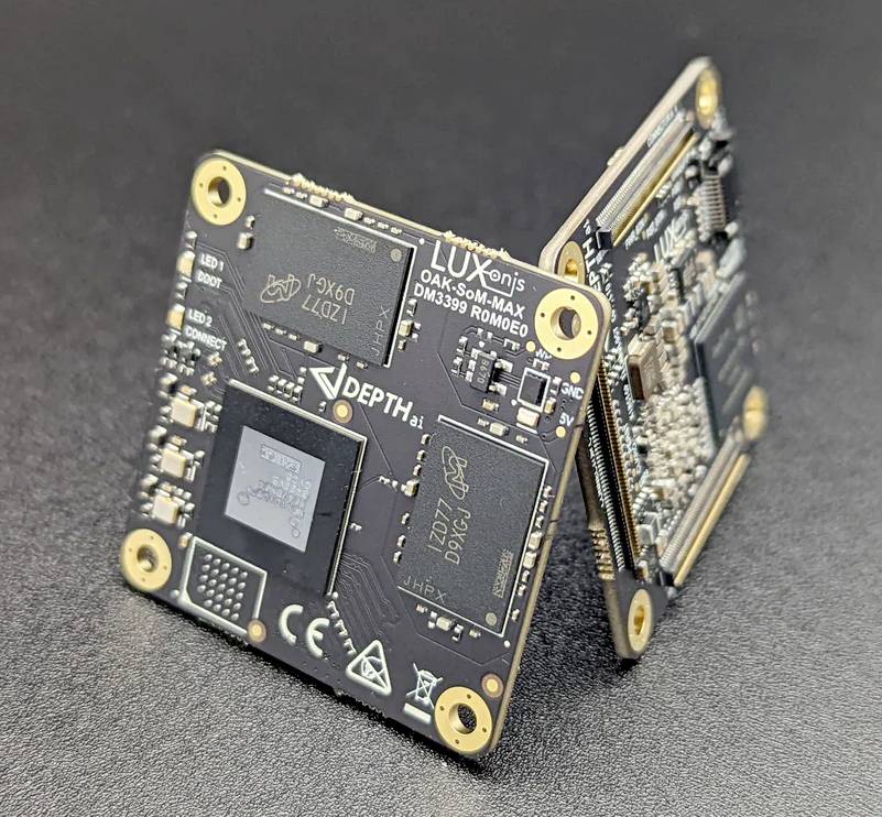 Dva malé elektronické obvody s nápisom 'Luxonis' a 'DepthAI', stojace na tmavom podklade.
