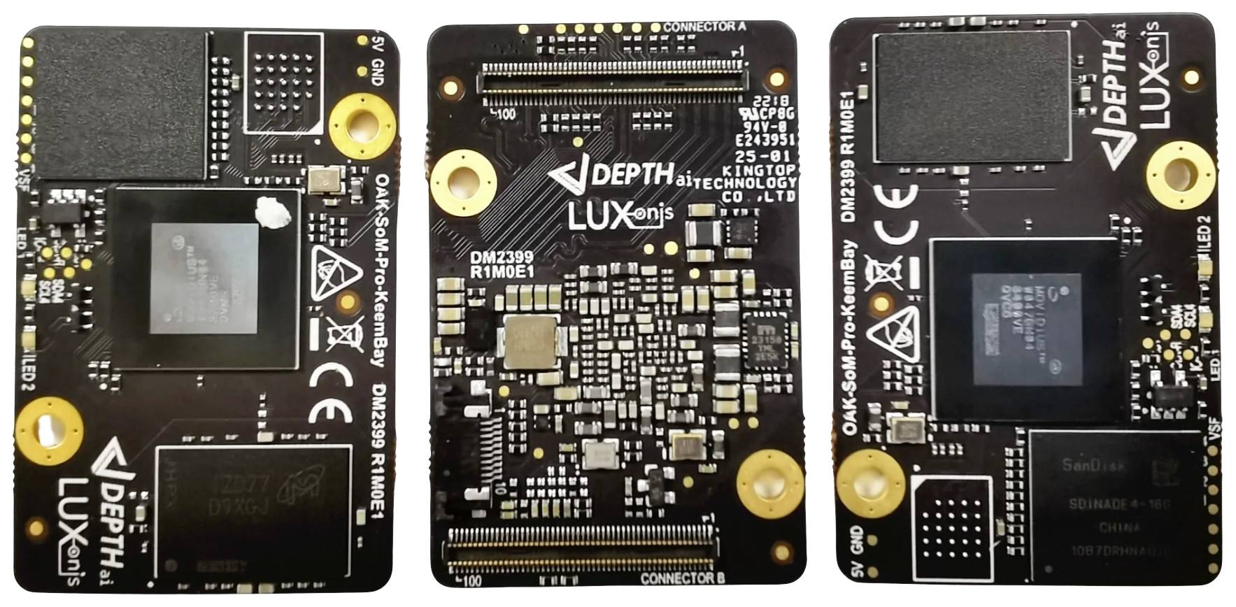 Tri elektronické dosky s mikročipom, elektronickými komponentmi a nápisom 'DEPTHAI LUXonis'.