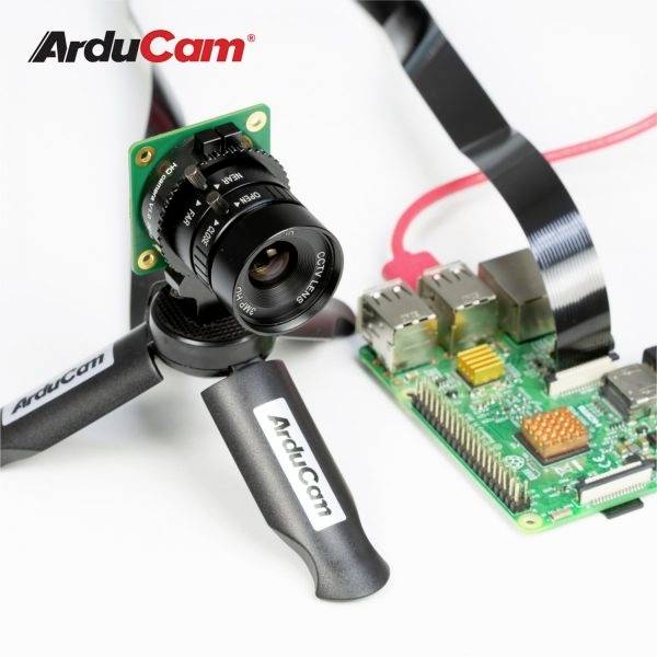 Kamera ArduCam je pripojená pomocou plochého páskového kábla k Raspberry Pi, ktorý leží vpravo v obraze.