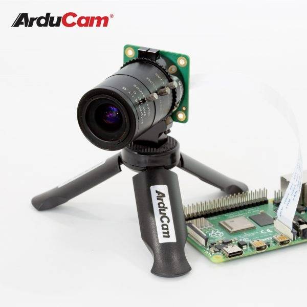 Kamera Arducam umiestnená na stative je pripojená k Raspberry Pi. Kamera je špecializovaná na makrofotografiu.