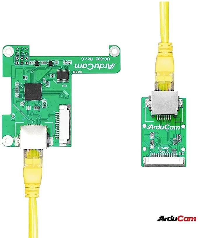 Zelený elektronický obvod s nápisom 'ArduCam', prepojený žltými káblami, zobrazuje pohľad spredu na hardvér.