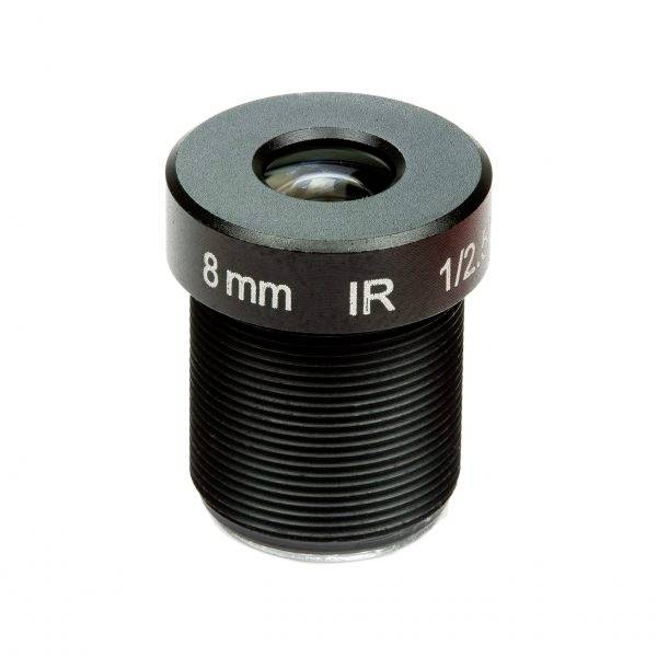 Čierna kamerová šošovka s bielym nápisom '8 mm IR 1/2.3'.