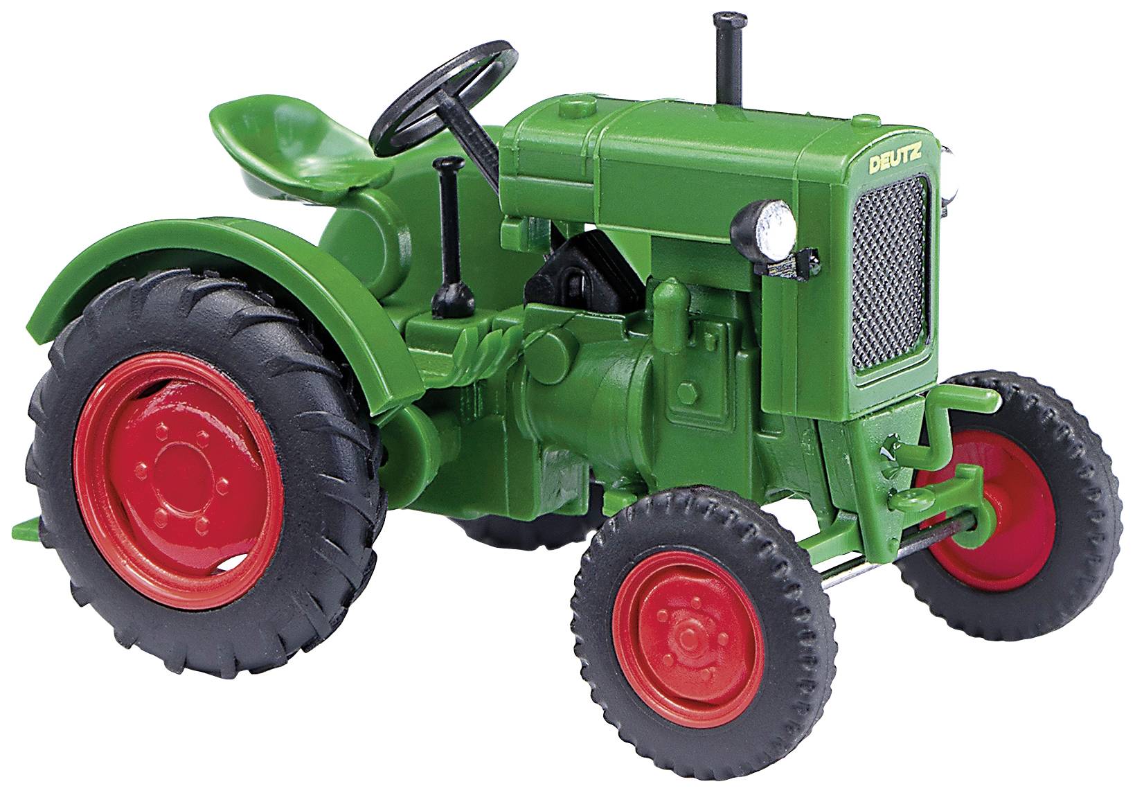 Zelený traktor s červenými kolesami stojí na bielom povrchu. Model je detailný a pôsobí realisticky.