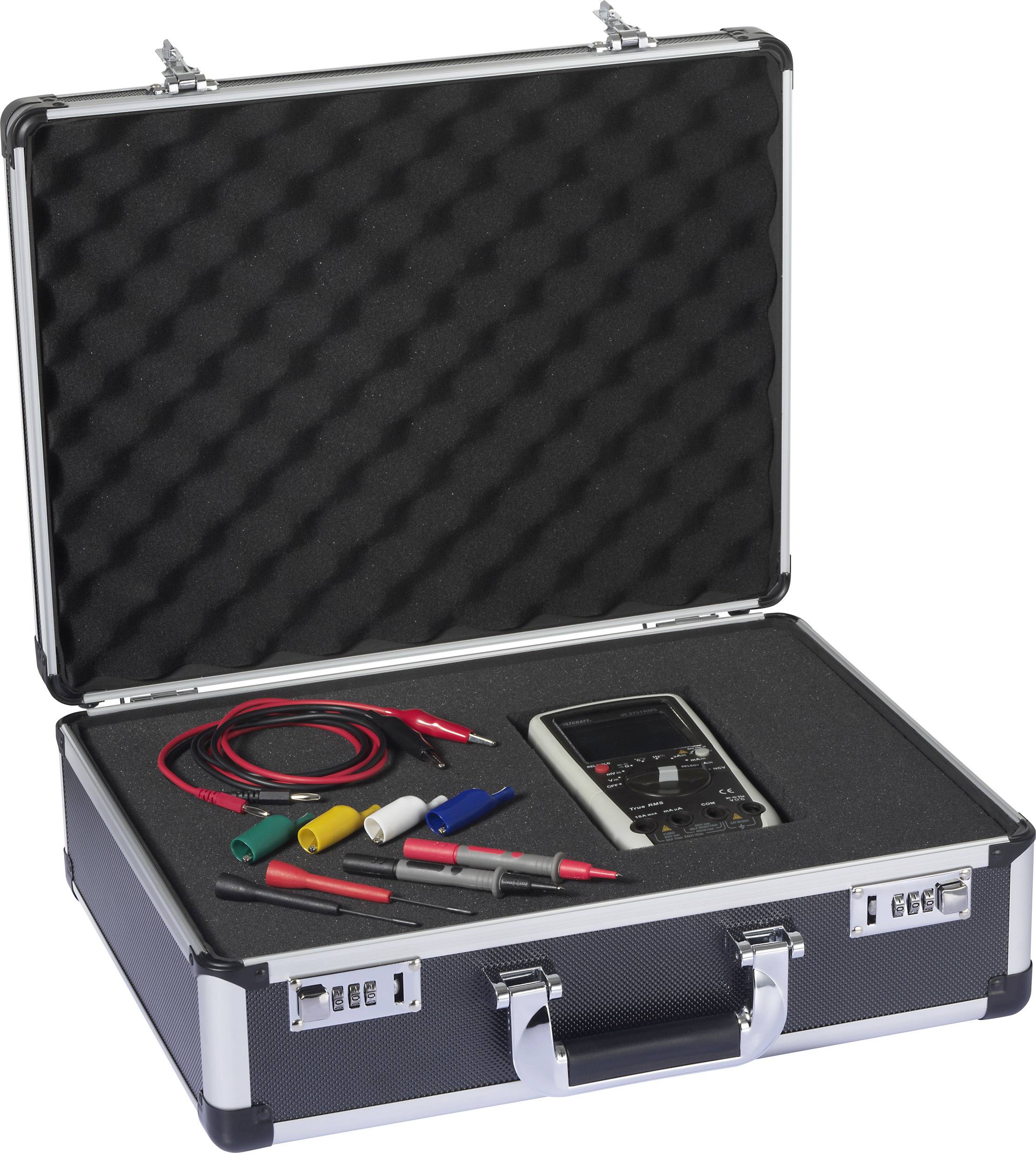 Otvorený čierny kufor vystlaný penou, obsahujúci niekoľko meracích káblov a digitálny meradlo.