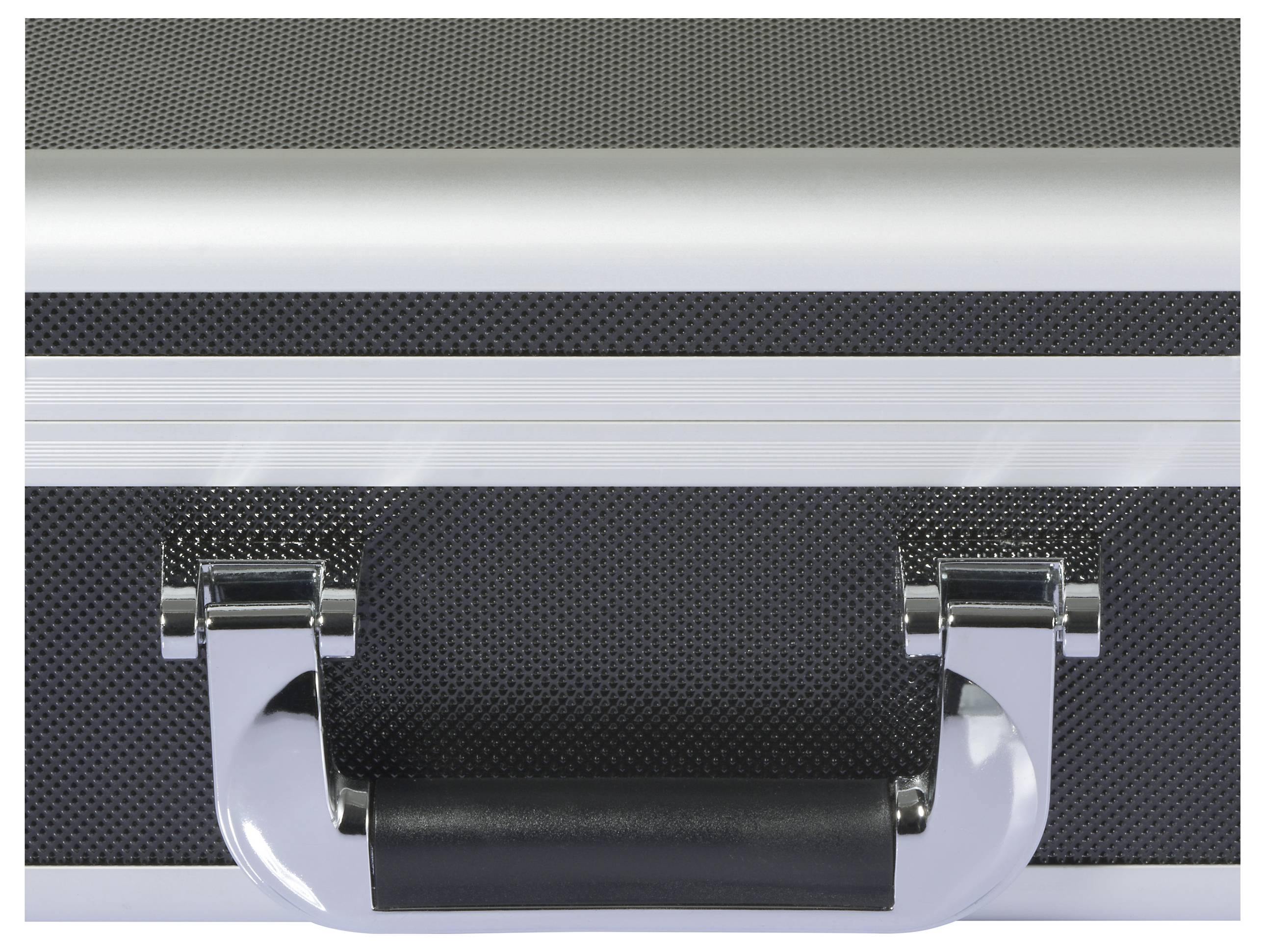 Na povrchu leží strieborný kancelársky kufrík s čiernou rukoväťou.