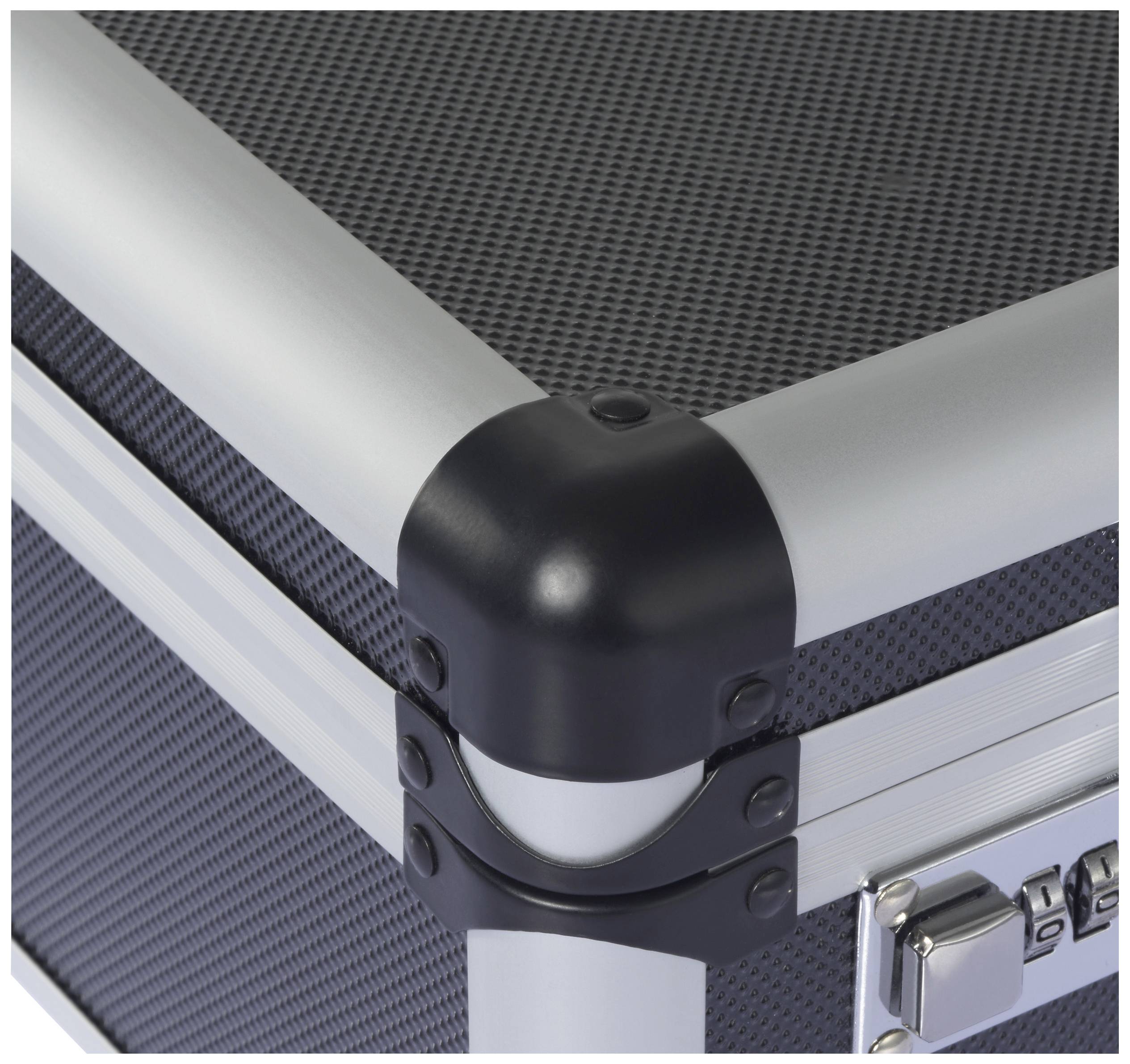 Roh stabilného prepravného kufra so strieborným rámom a čiernymi ochrannými rohmi, zobrazujúci zámok a štruktúrovaný dizajn.