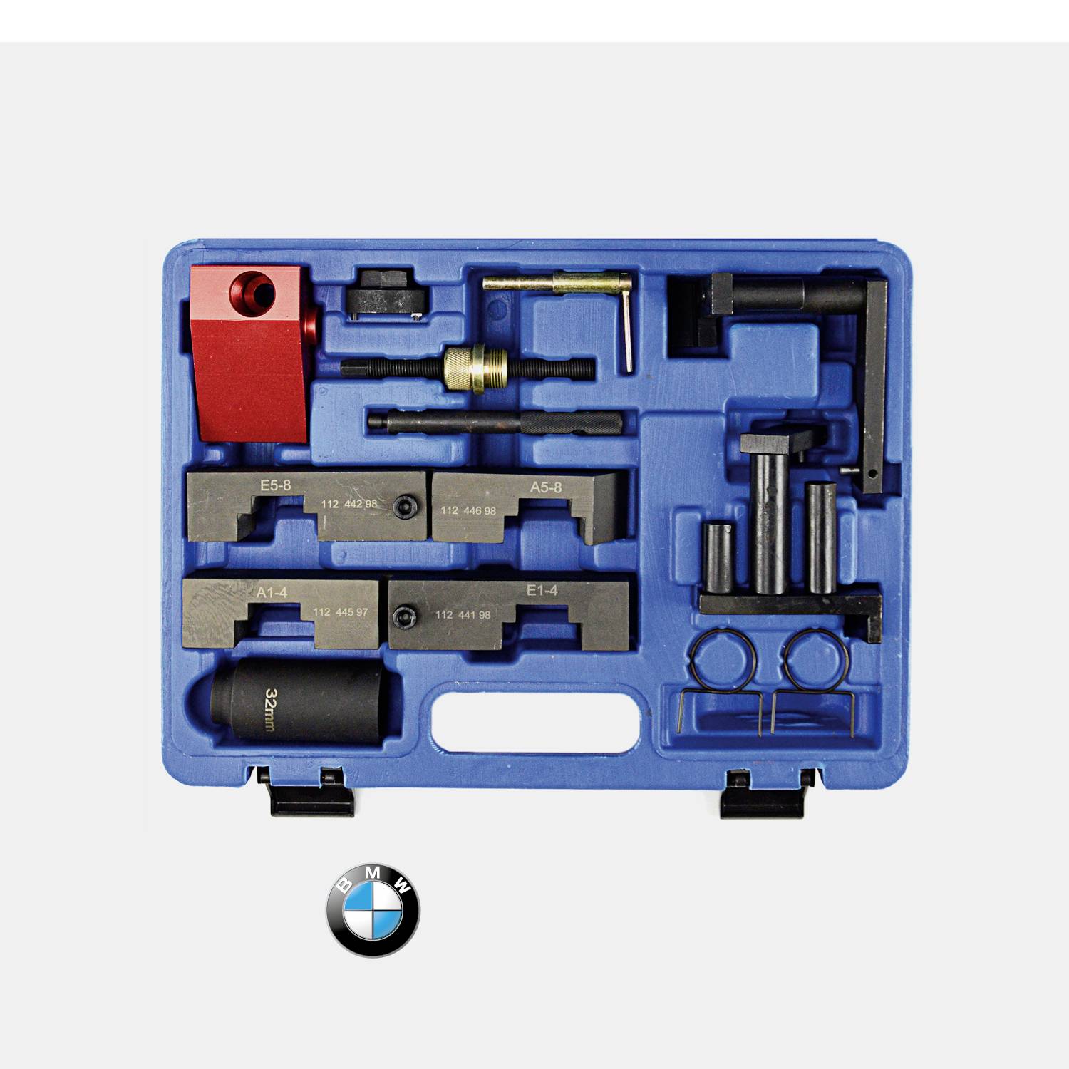 Modrý kufrík na náradie s rôznymi kovovými nástrojmi v špeciálne tvarovaných priehradkách. Na pozadí sivej farby je umiestnené logo BMW.