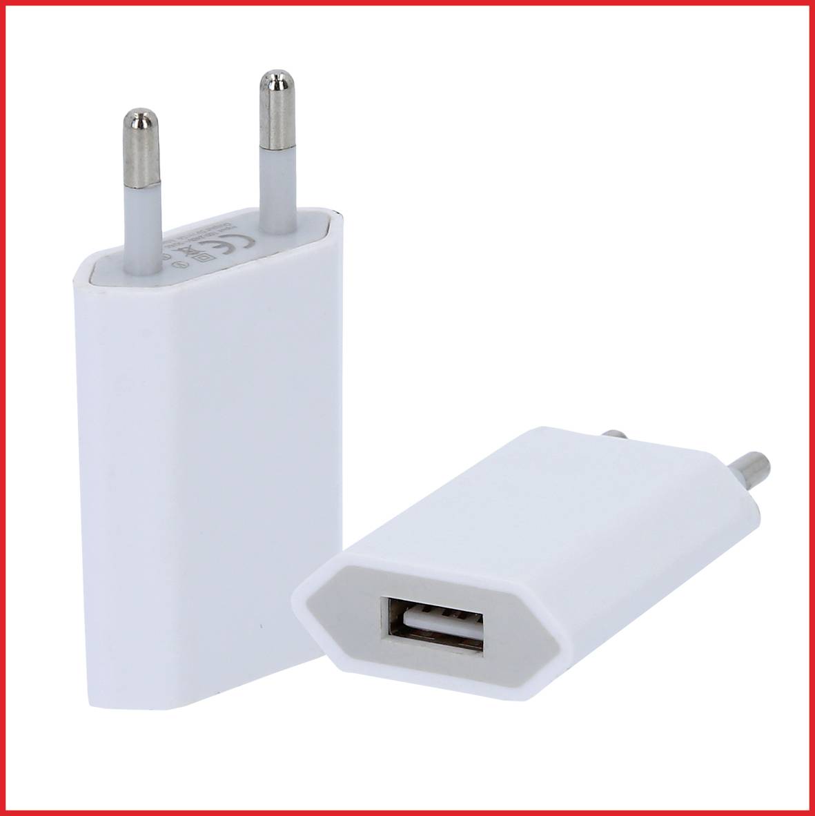 USB adaptér do elektrickej zásuvky s dvomi elektrickými kontaktmi a jedným USB portom. Je biely a vhodný na použitie v štandardných elektrických zásuvkách.