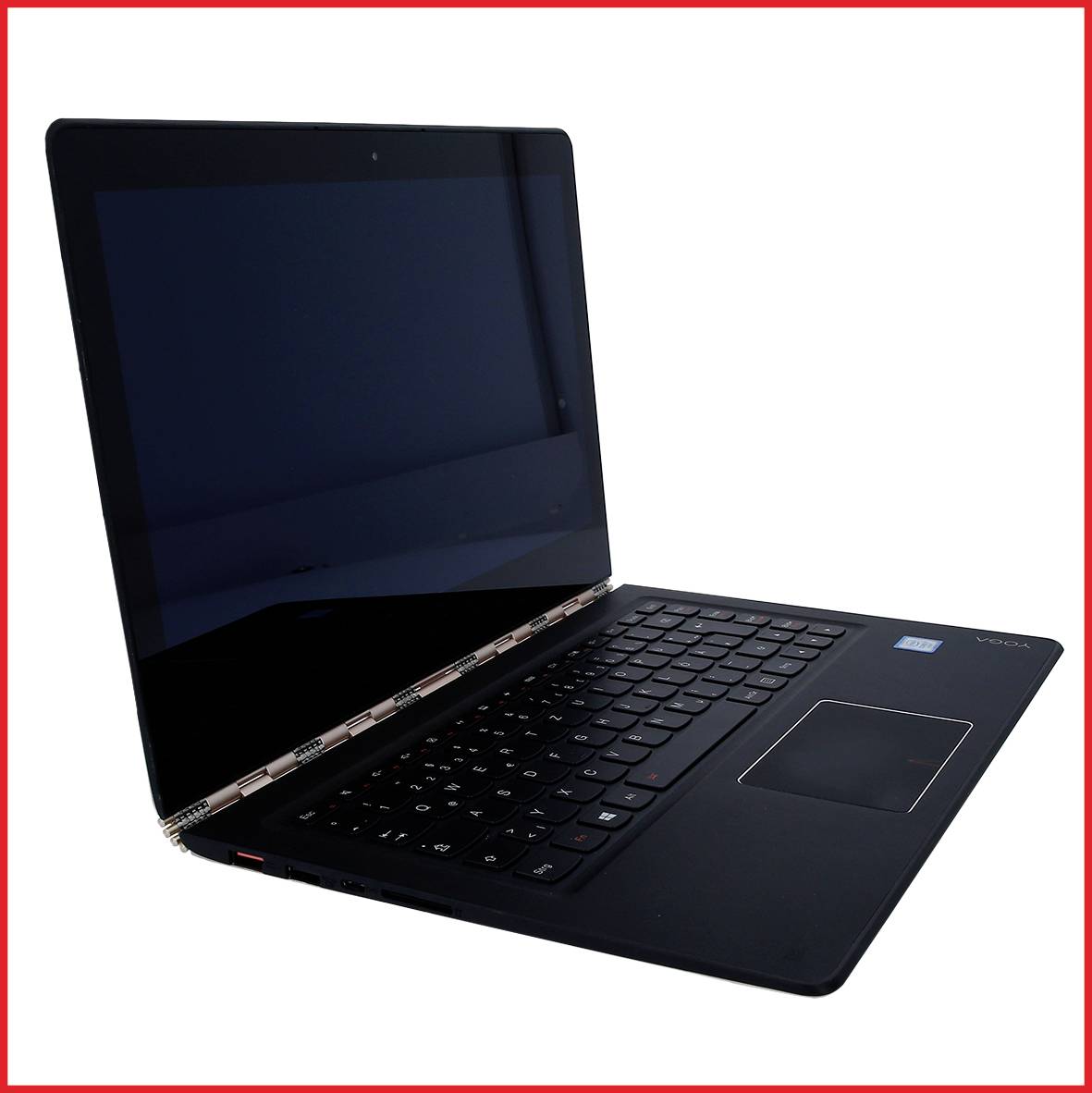 Čierny notebook s otvorenou obrazovkou je mierne natočený doľava. Klávesnica a touchpad sú viditeľné.