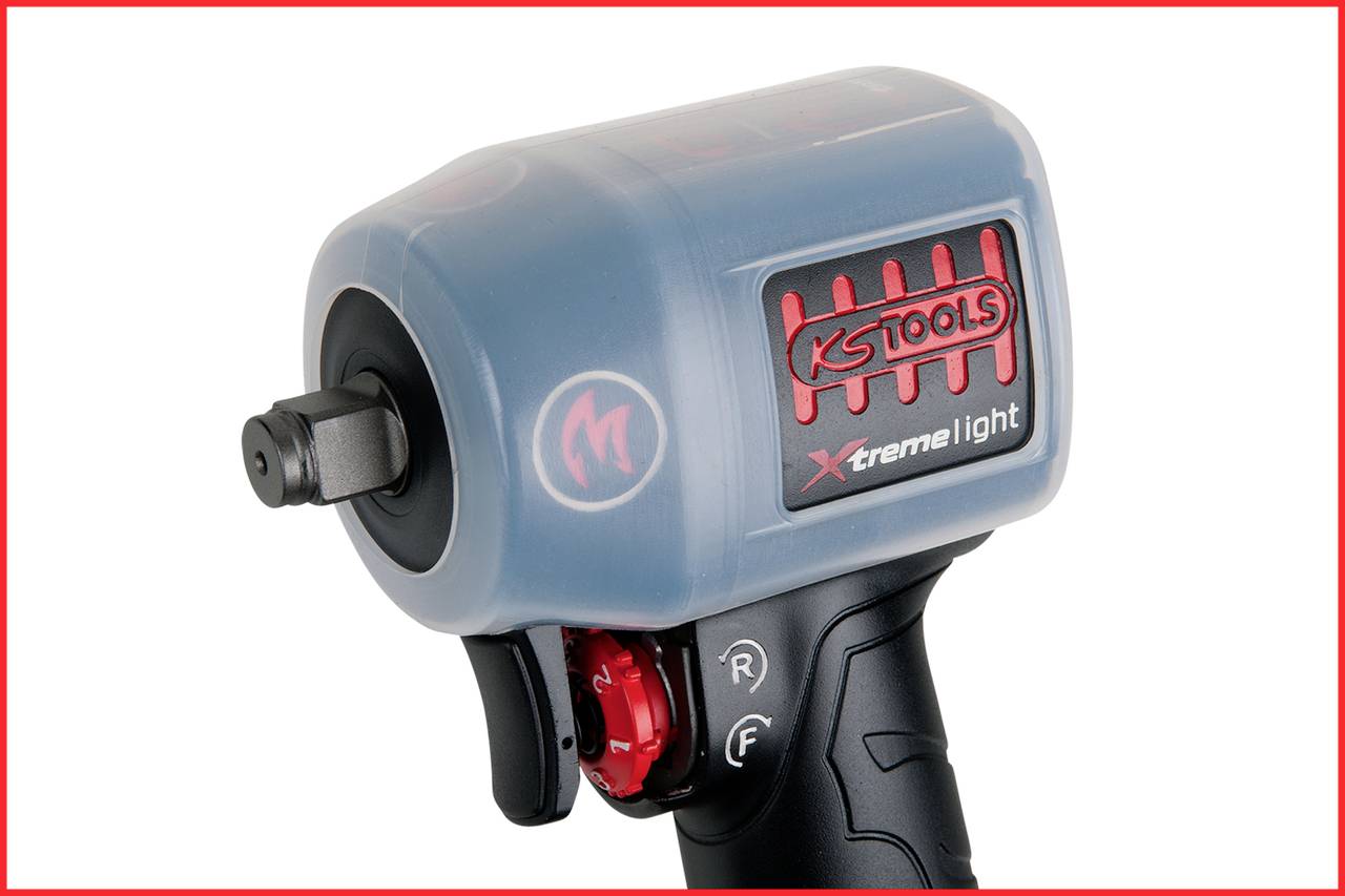 Pneumatický rázový uťahovák s červeno-čiernym dizajnom, na ktorom sú viditeľné značka 'KS Tools' a model 'XtremeLight'.
