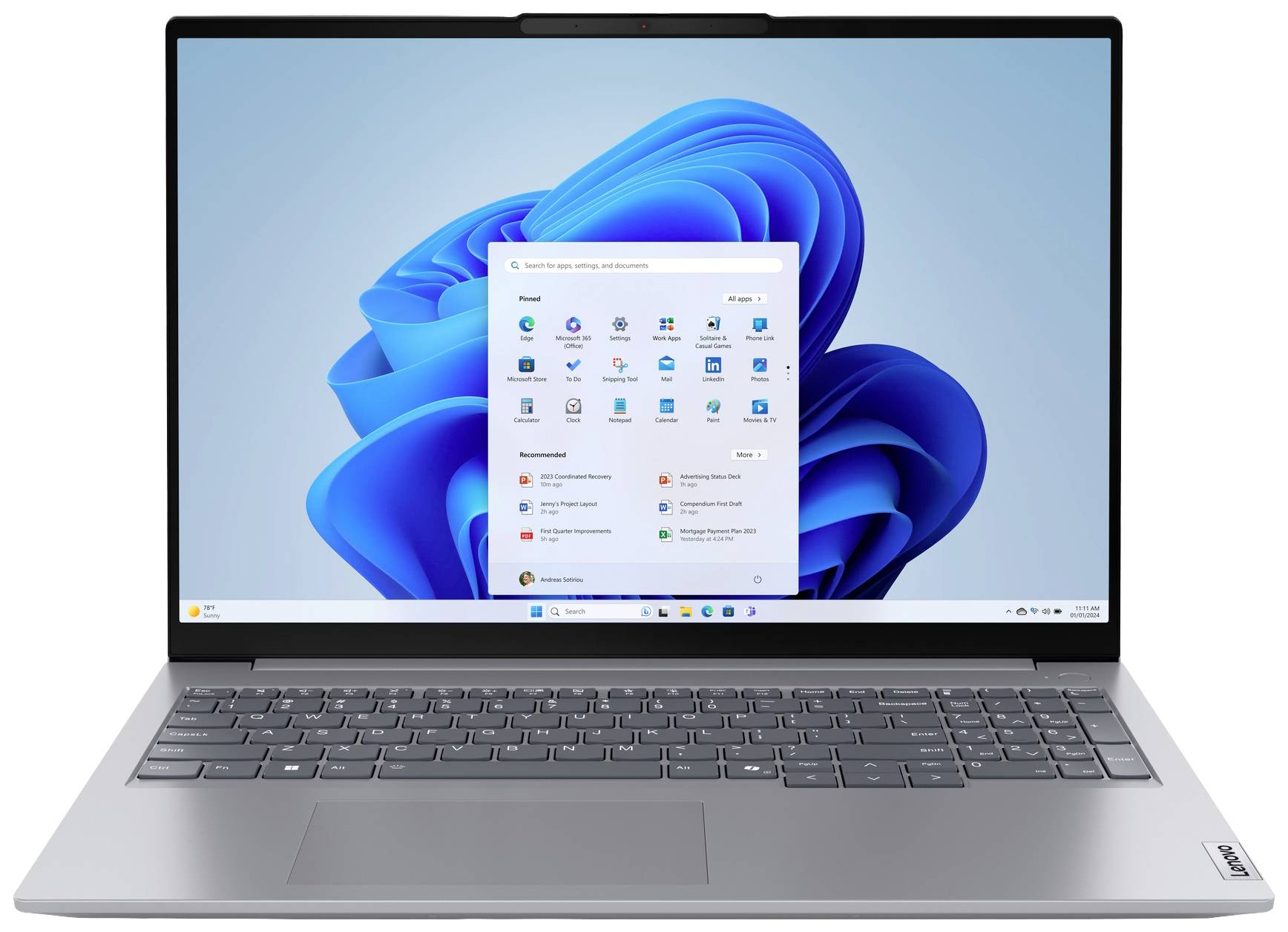 Laptop s operačným systémom Windows, na ktorom je viditeľná úvodná obrazovka. Na displeji sú rozpoznateľné aplikácie ako Word a Excel.