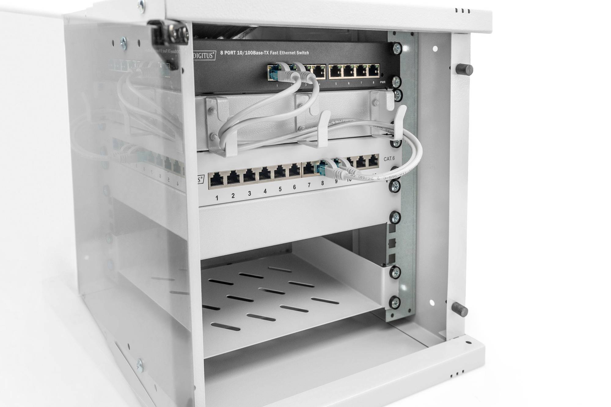 Kovová skriňa so sieťovým switchom a kabelážou. Desať ethernetových portov na prednej strane. Káble sú pripojené zhora.