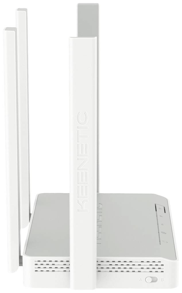 Biely WLAN router so štyrmi vertikálne umiestnenými anténami. Na boku je viditeľný veľkými písmenami názov značky 'KEENETIC'.