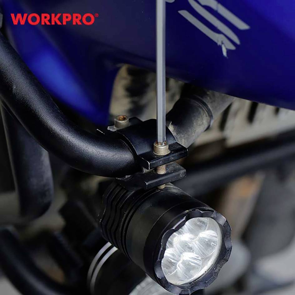 Logo 'WORKPRO' nad namontovaným svetlometom na ráme vozidla.
