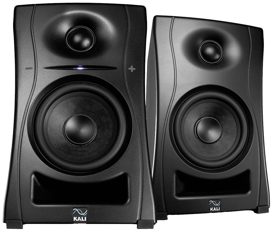 Dva čierne reproduktory značky "Kali" so zaoblenými hranami a viditeľným logom. Primárne používané pre audio produkcie.