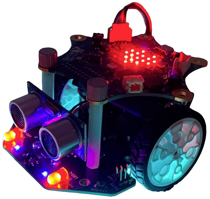 Malý robot na kolieskach s blikajúcimi LED diódami a senzormi vpredu. Prevažne osvetlený červenou a modrou farbou.