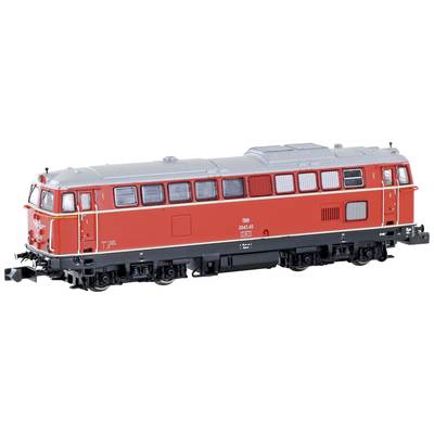 Červená lokomotíva Deutsche Bahn, nafotená z bočnej strany, na bielom pozadí.