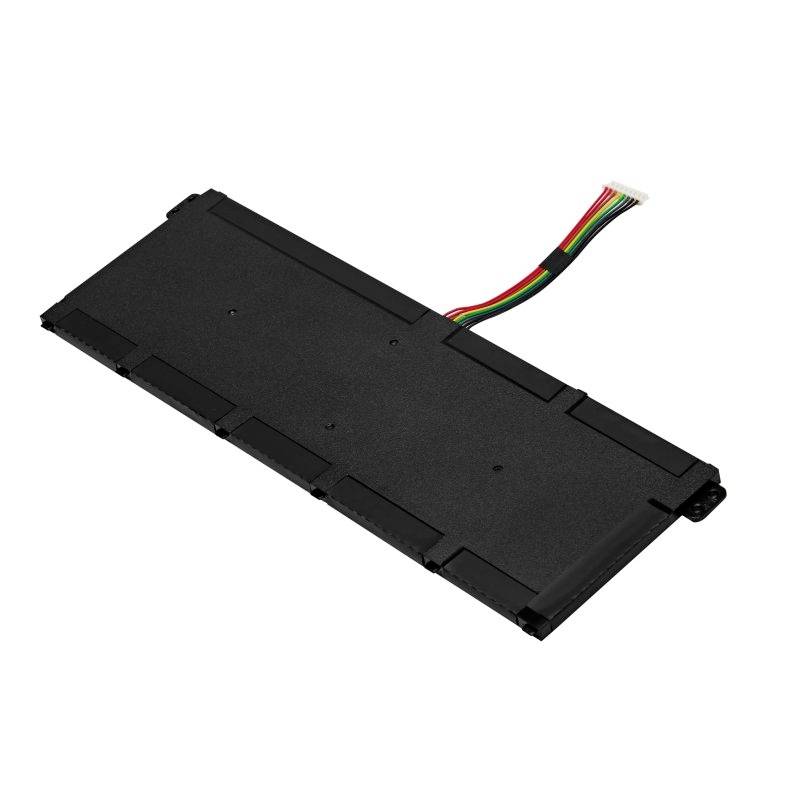 Čierny laptop batéria s viacerými farebnými káblami slúžiacimi na napájanie.