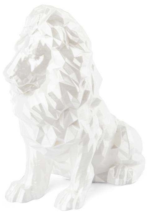 Biela, fazetovaná socha sediaceho leva, pôsobí moderne a štylizovane.
