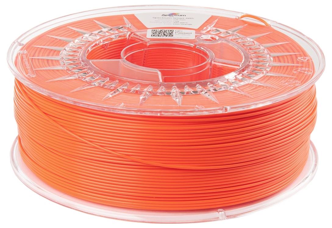 Špulka oranžového plastového filamentu pre 3D tlačiareň, pripravená na použitie v 3D tlačiarni.