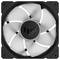 Zobrazený je počítačový ventilátor s čiernym krytom a bielymi rotačnými lopatkami, vhodný na chladenie počítačového hardvéru.