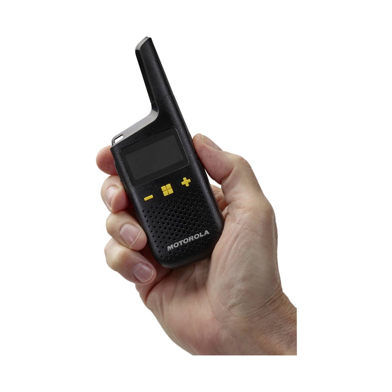 Jedna ruka drží čierne vysielačky Motorola so žltými tlačidlami.