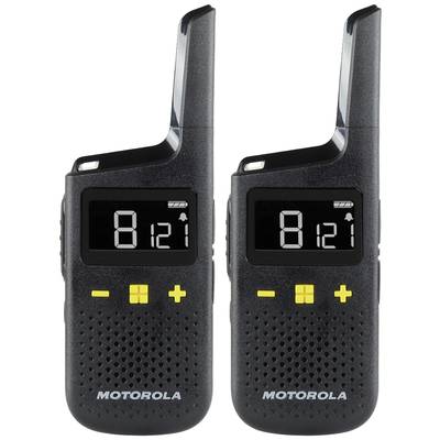 Dva čierne vysielačky značky Motorola s žltými ovládacími tlačidlami a digitálnym displejom, na ktorých je na displeji zobrazené '8 127'.