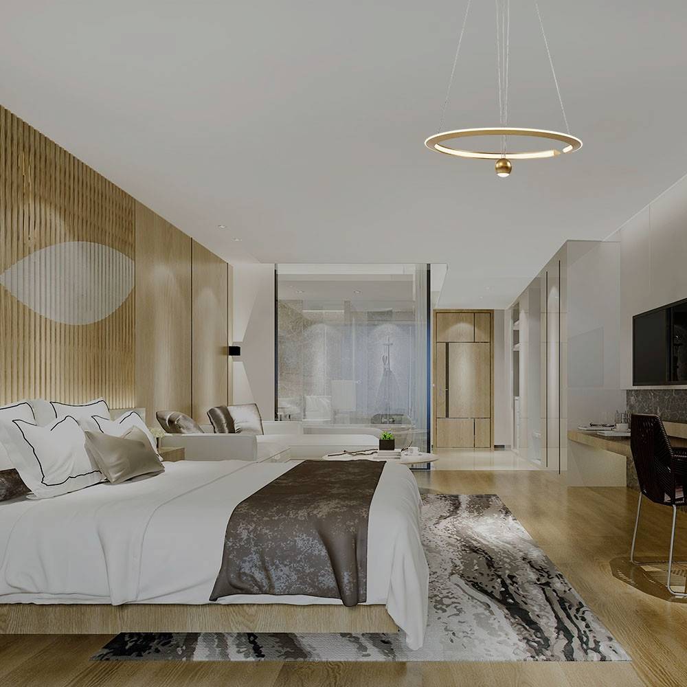 Svetlá spálňa s manželskou posteľou, posteľnou bielizňou v bielej a hnedej farbe, drevenou podlahou, moderným osvetlením a minimalistickým zariadením.