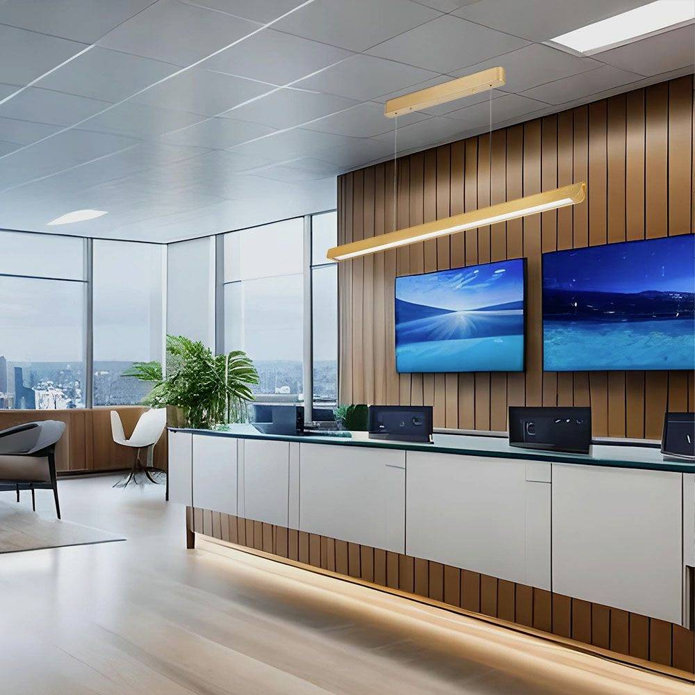 Moderná kancelária s panoramatickými oknami, svetlými drevenými stenami a podlahou. Dva veľké monitory sú zavesené na stene nad dlhou skriňou.