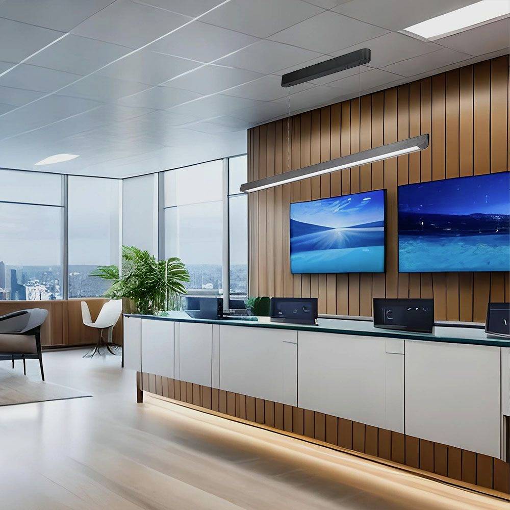 Moderná kancelária s veľkými oknami, dvoma obrazovkami na stene a dlhým stolom. Svetlé a minimalistické zariadenie.