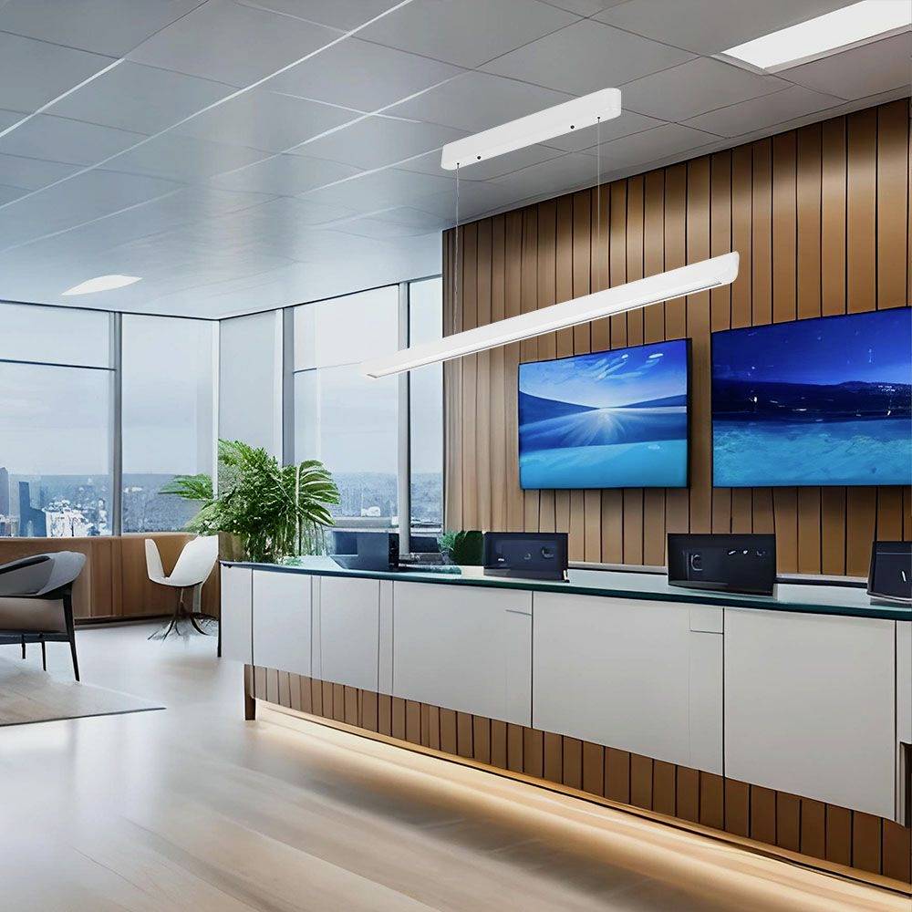 Moderná kancelárska priestorová koncepcia s veľkými oknami a výhľadom na mesto, veľkým stolom, monitormi na stene a rastlinami ako dekoráciou.