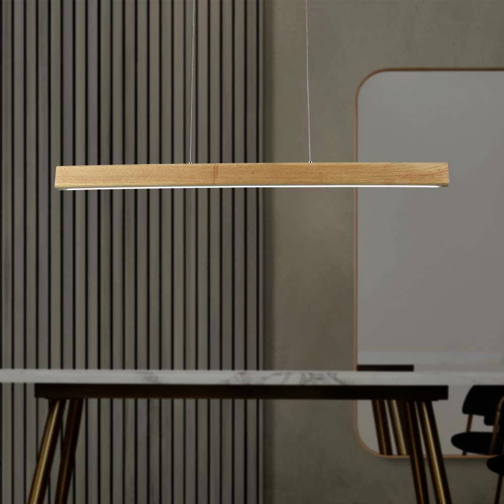 Drevená, obdĺžniková závesná lampa visí nad stolom. Pozadie má vertikálne pruhy a zaoblený otvor v stene.