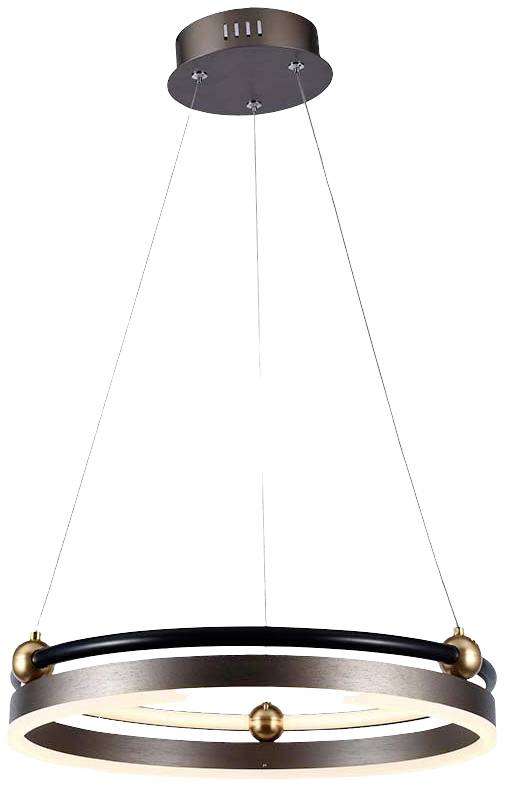 Moderná závesná lampa s kruhovým, metalicky sa lesklým tienidlom, zavesená na štyroch tenkých lanách.