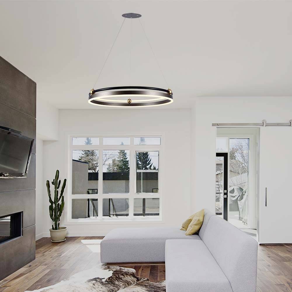 Moderná obývačka so sivou sedačkou, okrúhlym stropným svietidlom a veľkým oknom. Drevená podlaha a krb dopĺňajú elegantný dizajn.