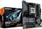 Doska GIGABYTE B650 Eagle vedľa balenia. Text na balení: 'AMD Ryzen', 'Sokel AM5', 'B650'.
