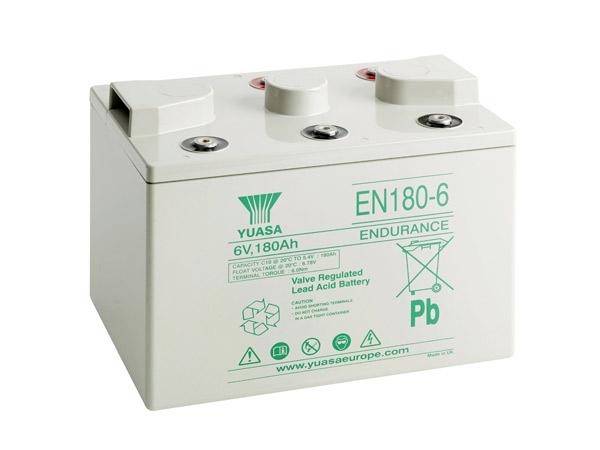 Batéria s nápisom 'EN180-6, 6V, 180Ah' s recyklačnými symbolmi. Výrobca: Yuasa, vhodná pre nepretržitú prevádzku.