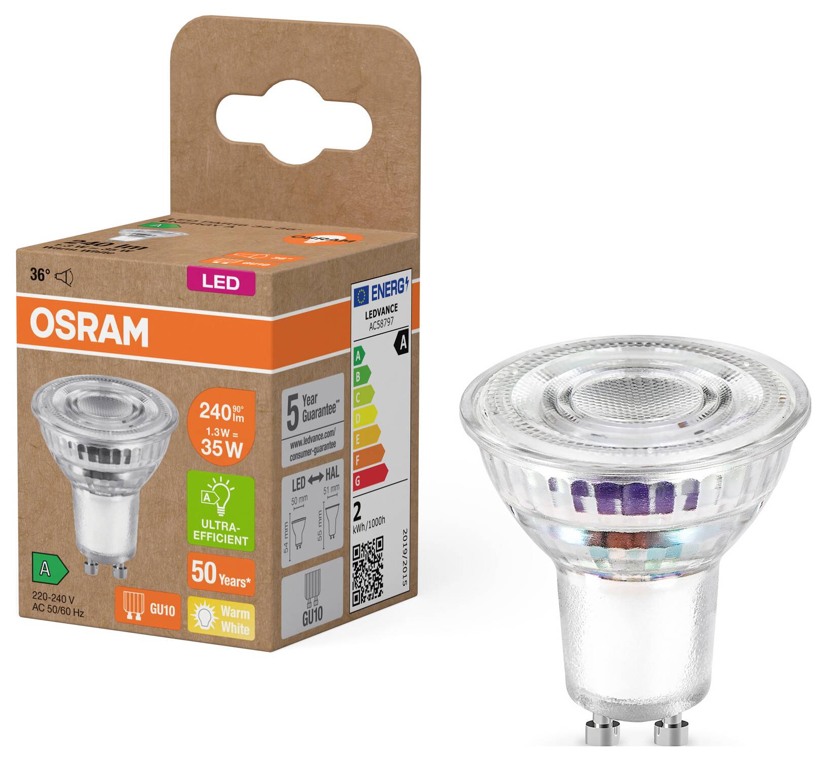 LED žiarovka značky Osram vedľa príslušného obalu. Obal zobrazuje triedu energetickej účinnosti, svietivosť a teplú bielu farbu.