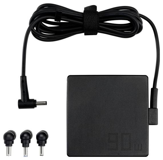 Čierny sieťový adaptér pre notebook s odpojiteľným káblom a tromi rôznymi napájacími adaptérmi.