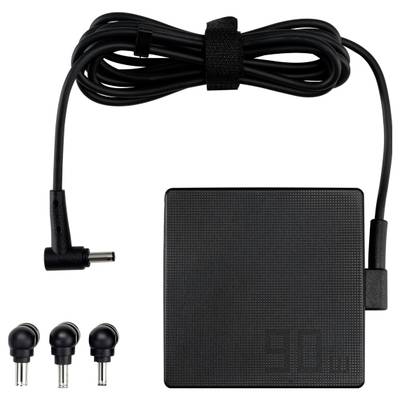 Čierny sieťový adaptér pre notebook s odpojiteľným káblom a tromi rôznymi napájacími adaptérmi.